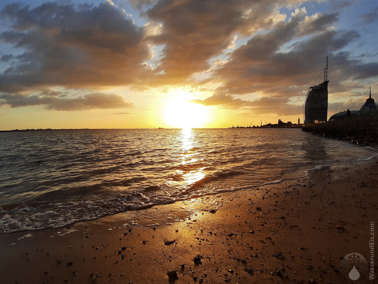 Sonnenuntergang am Strand von Bremerhaven mit dem Atlantic Hotel Sail City im Hintergrund