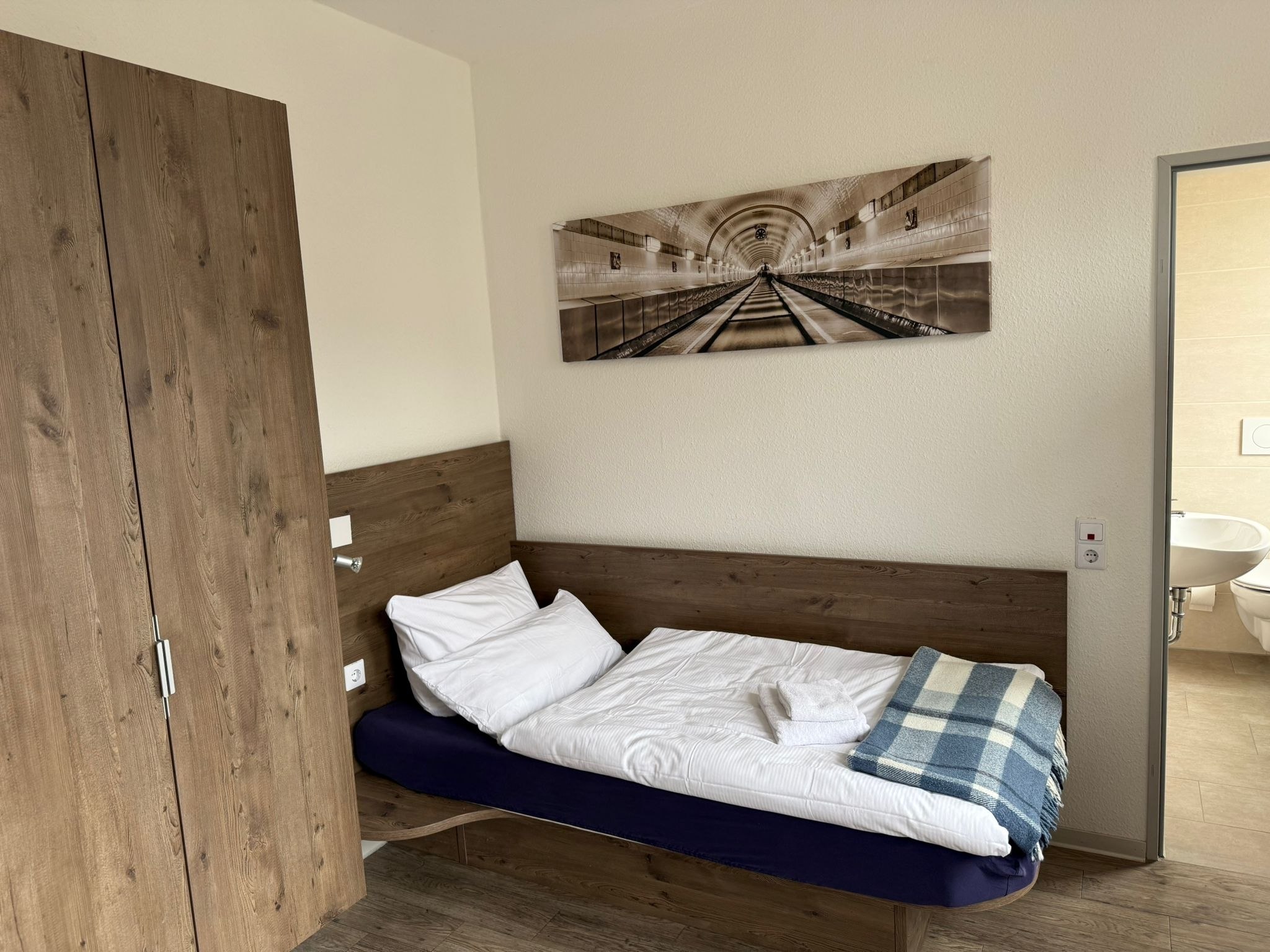 Modernes Einzelzimmer mit Kleiderstange