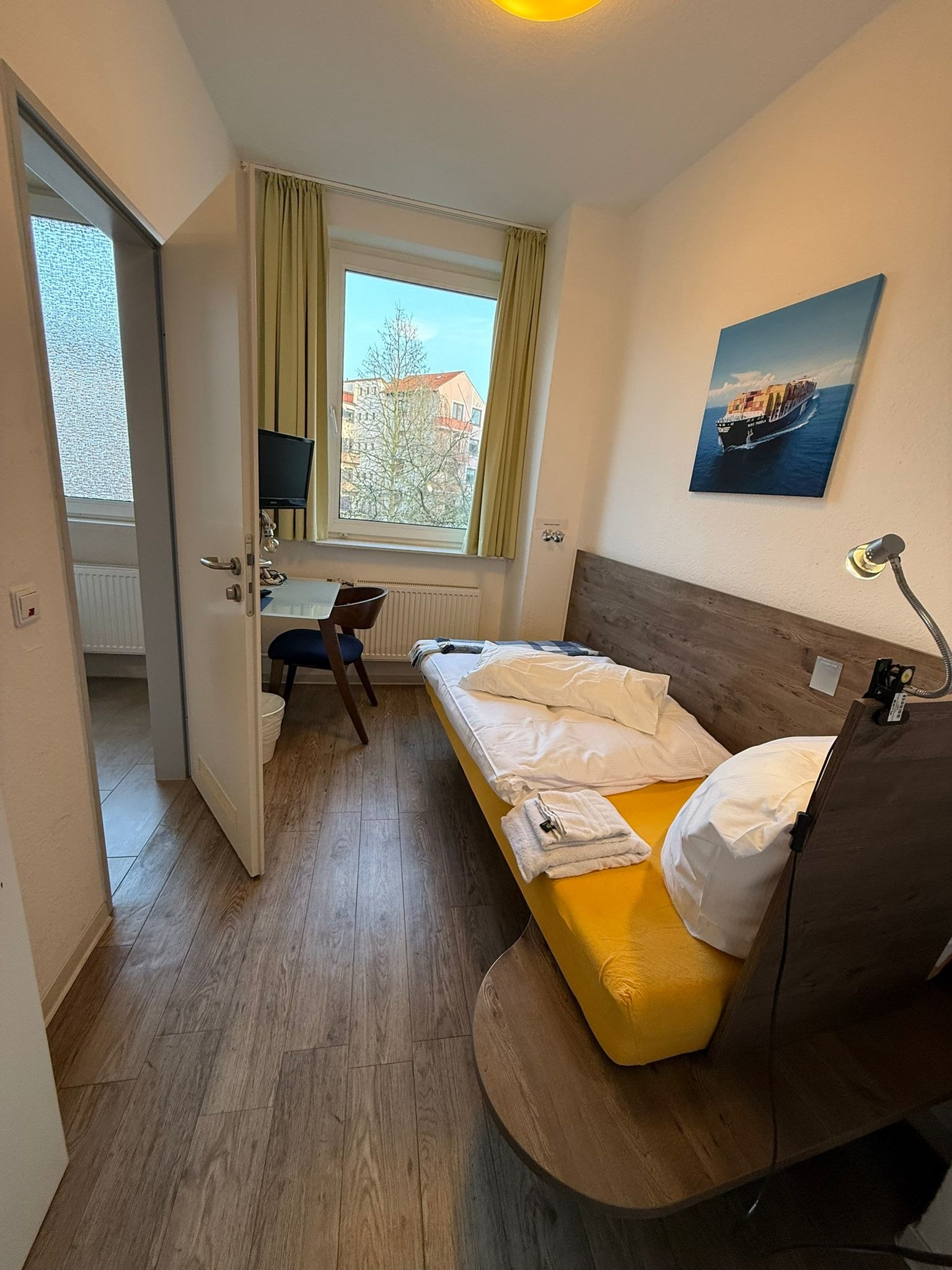 Ruhiges Zimmer mit Schreibtisch