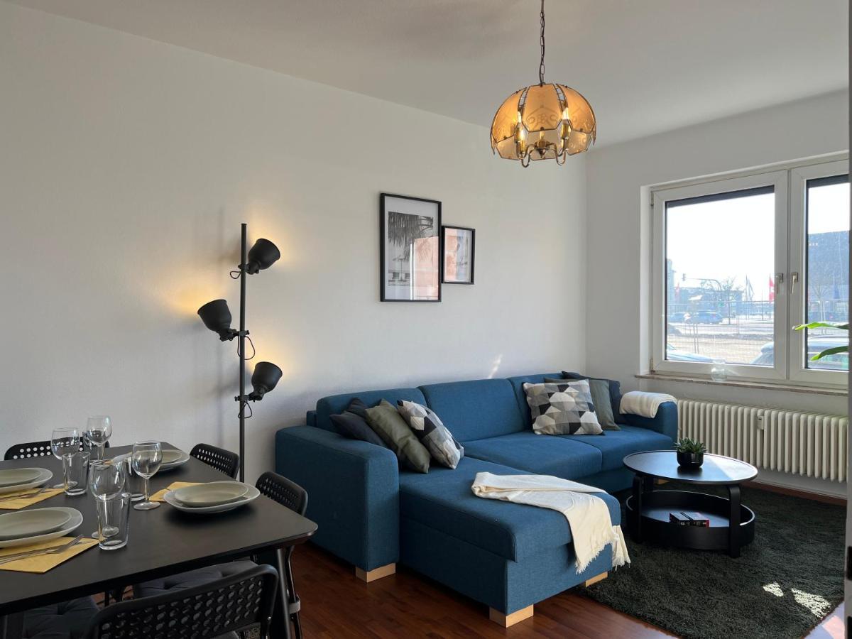 Wohnzimmer mit blauem Sofa und Essbereich