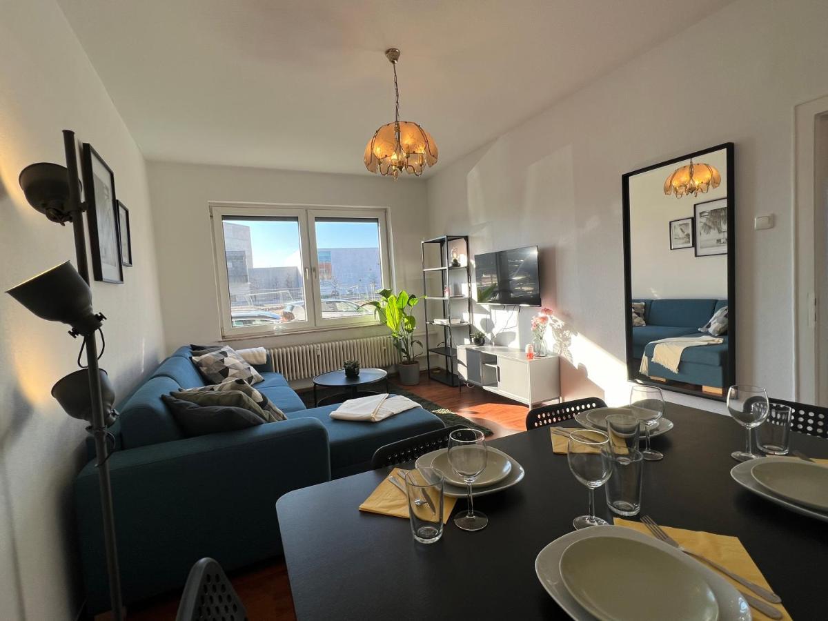 Helles Wohnzimmer mit Sofa und TV-Regal